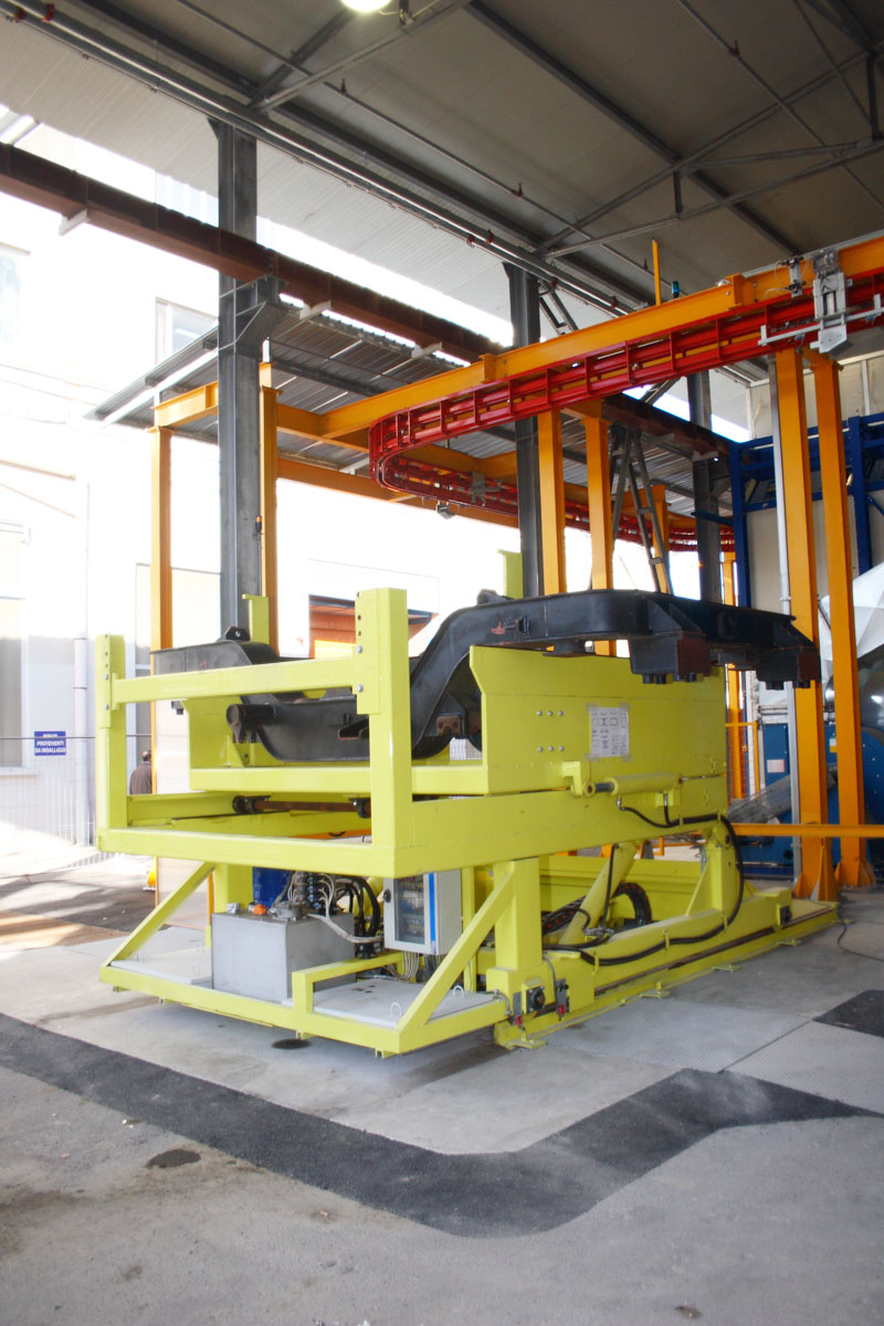 Special machine for loading and unloading of the truck frame on the chain