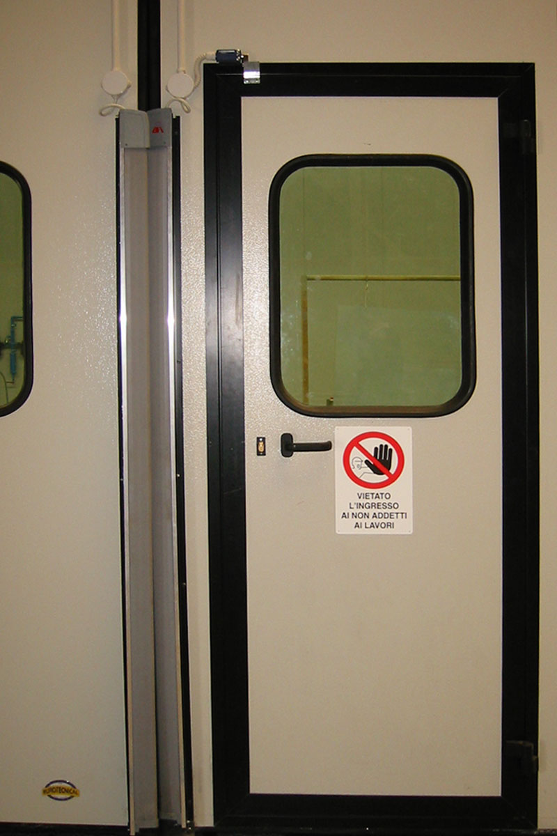 Porta pedonale inserita nel portone di accesso