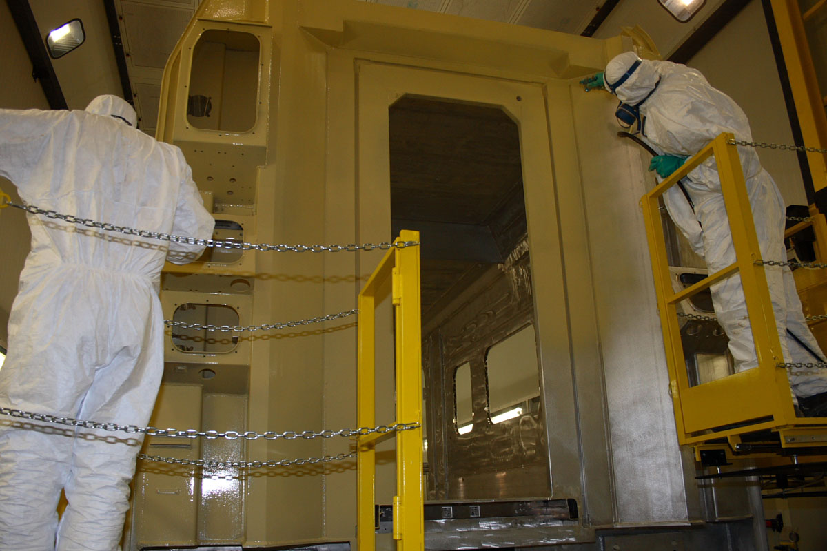 Particolare dei paint-lift con estensione per raggiungere le testate della carrozza