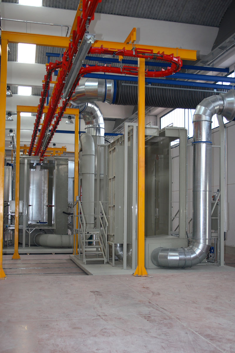 Cabine di verniciatura a polveri: vista con 1 cabina in linea, la 2 fuori linea
