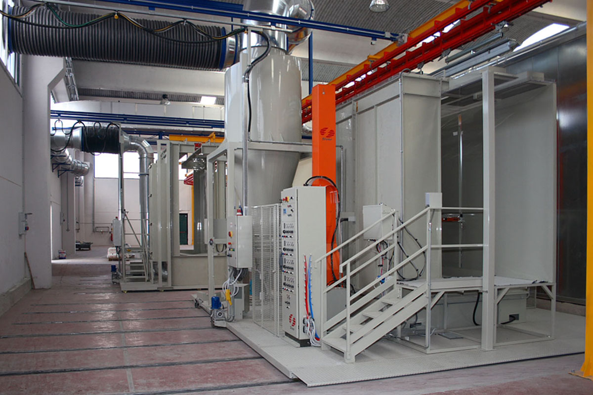 Cabine di verniciatura a polveri: ognuna sulla propria pedana semovibile per il cambio colore fuori linea