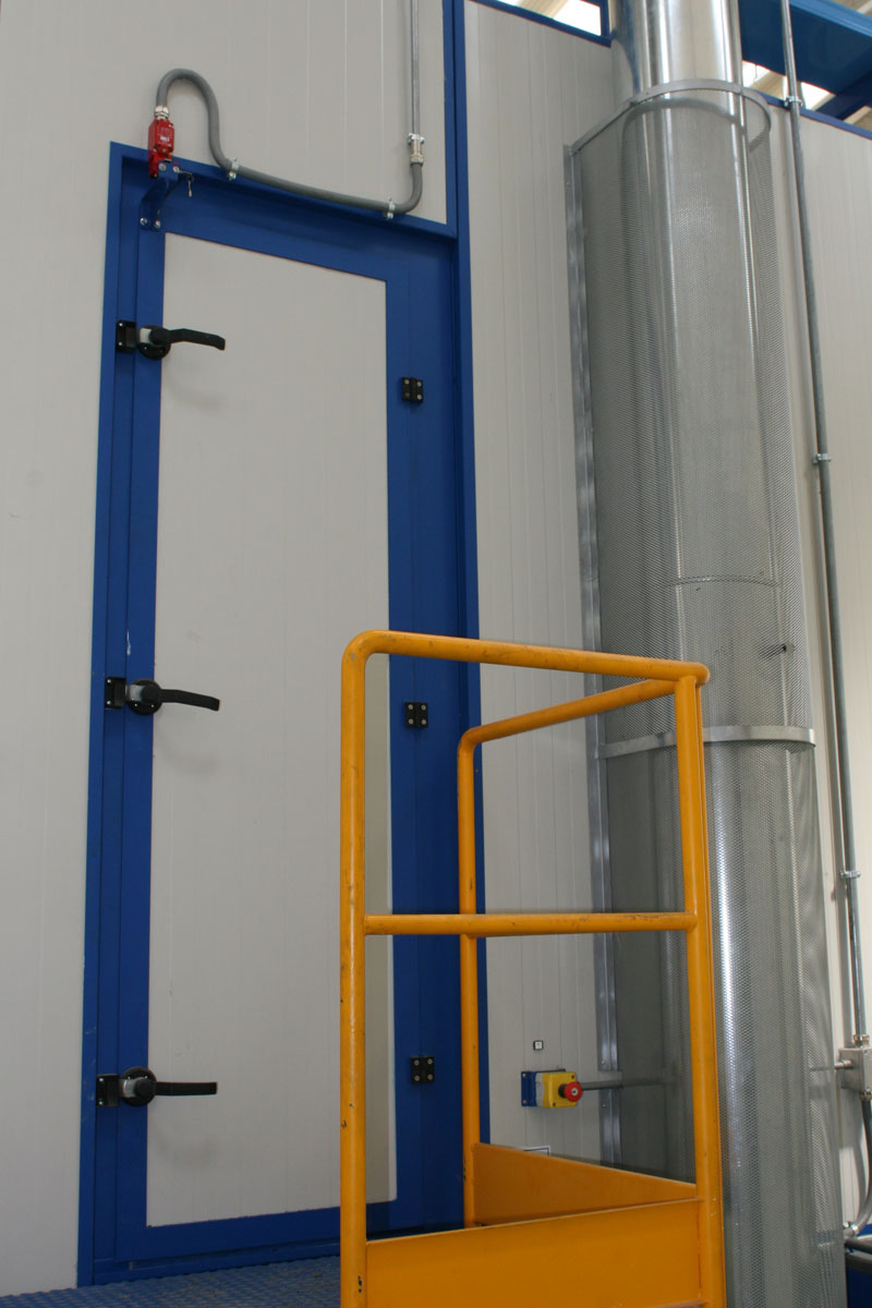 Particolare della porta di accesso all'interno tunnel