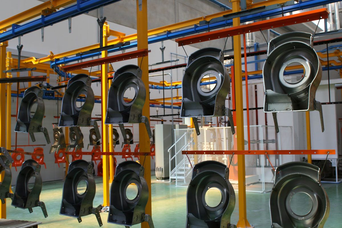 Scocche in ingresso nel tunnel di pretrattamento nanotecnologico